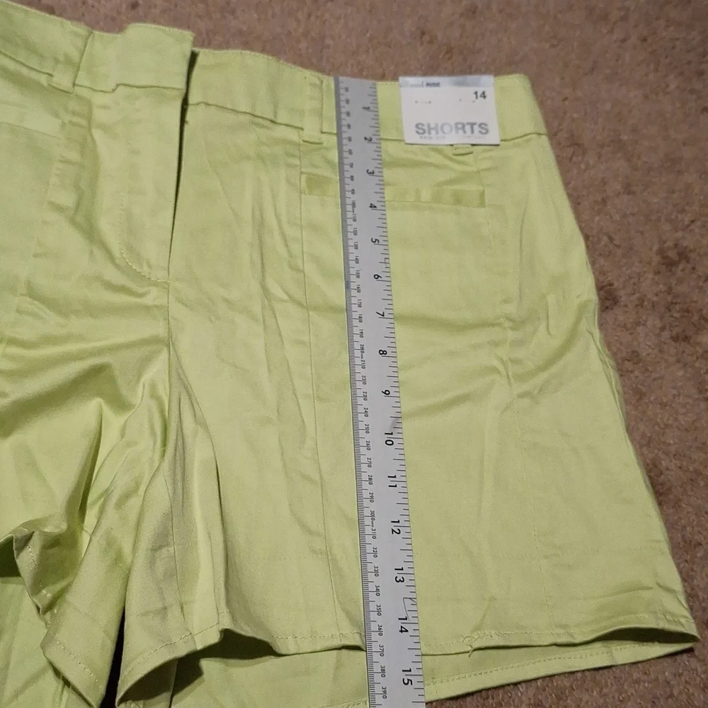 NWT/Neon green New York and company shorts /Size :14